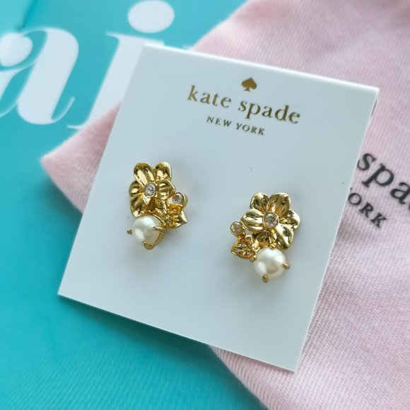 Wild Garden Pearl Flower Stud Earrings + dust bag